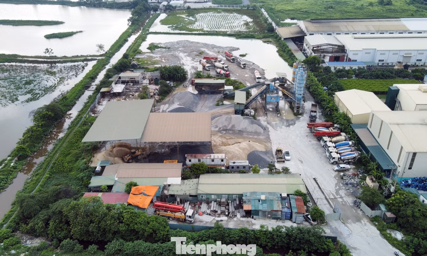 Thậm chí, trên khu vực đất của dự án, nhiều năm qua tồn tại trạm bê tông “khủng” của Công ty Cổ phần bê tông xây dựng và thương mại Phúc Thành (Cty Phúc Thành) hoạt động ngày đêm, gây ô nhiễm nghiêm trọng.