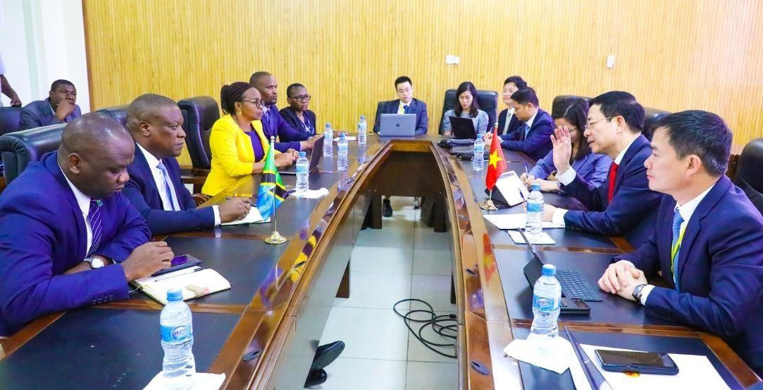 Bộ trưởng TT&amp;TT Nguyễn Mạnh Hùng và Bộ trưởng Nape Moses Nnauye thảo luận về việc tăng cường hợp tác song phương trong lĩnh vực thông tin và truyền thông