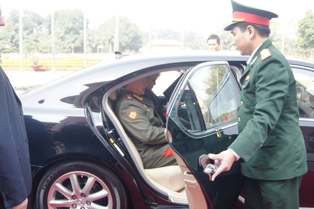 Sỹ quan an ninh quân đội Việt Nam chu đáo phục vụ Bộ trưởng Quốc phòng Liên bang Nga