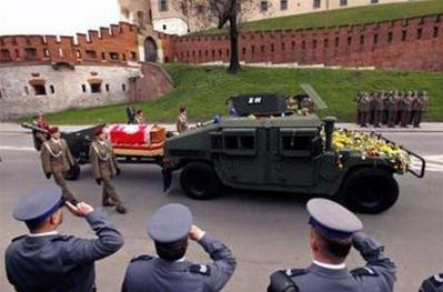 Linh cữu vợ chồng Tổng thống Kaczynski được đưa từ Wrasaw tới Krakow bằng máy bay quân sự. Trước đó, linh cữu cố Tổng thống Kaczynski cũng đã được đưa tới những nơi gắn bó với cuộc đời ông ở Thủ đô Warsaw, trong đó có Tòa thị chính Warsaw. (AP) Hàng trăm nghìn người dân vẫy cờ, hoa và cầu nguyện tại Krakow để vĩnh biệt vợ chồng cố Tổng thống Lech Kaczynski (Reuters,AP) Trong buổi lễ Misa, Tổng giám mục Krakow Stanislaw bày tỏ hy vọng sự sát cánh sau thảm họa rơi máy bay sẽ củng cố quan hệ Nga-Ba Lan (AP) Sau lễ Misa, xe pháo rước linh cữu vợ chồng cố Tổng thống Kaczynski qua thành phố và tới thánh đường Wawel (Reuters,AP) Quân đội Ba Lan tham gia tang lễ cố Tổng thống (Reuters) Ông Jaroslaw Kaczynski, người anh em song sinh- và gia đình con gái Marta của cố Tổng thống Kaczynski trong tang lễ ( Reuters) Lãnh đạo, quan chức, bè bạn và người thân từ nhiều quốc gia tới dự tang lễ vợ chồng cố Tổng thống Kaczynski, trong đó có Tổng thống các nước Nga, Đức, Ucraina, Litva, Séc và Chủ tịch Nghị viện Châu Âu. Tuy nhiên, sự cố núi lửa phun tro bụi ở Iceland đã khiến nhiều nguyên thủ không thể tới dự tang lễ, gồm Tổng thống Mỹ Barack Obama, Thái tử Anh Charles, Tổng thống Pháp Nicolas Sarkozy, Thủ tướng Đức Angela Merkel… (AP,Reuters) Mộ phần của vợ chồng cố Tổng thống Kaczynski được đặt tại Wawel, nơi an nghỉ của các nhà vua và các vị anh hùng dân tộc Ba Lan (AP)