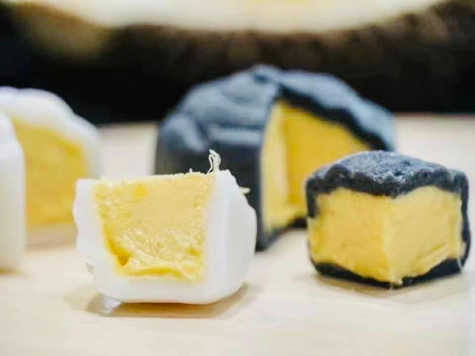 Bánh dẻo lạnh sầu riêng giá 210.000 đồng/chiếc, 1.200.000 đồng/hộp, nhưng vẫn cháy hàng (Ảnh: N.Long).