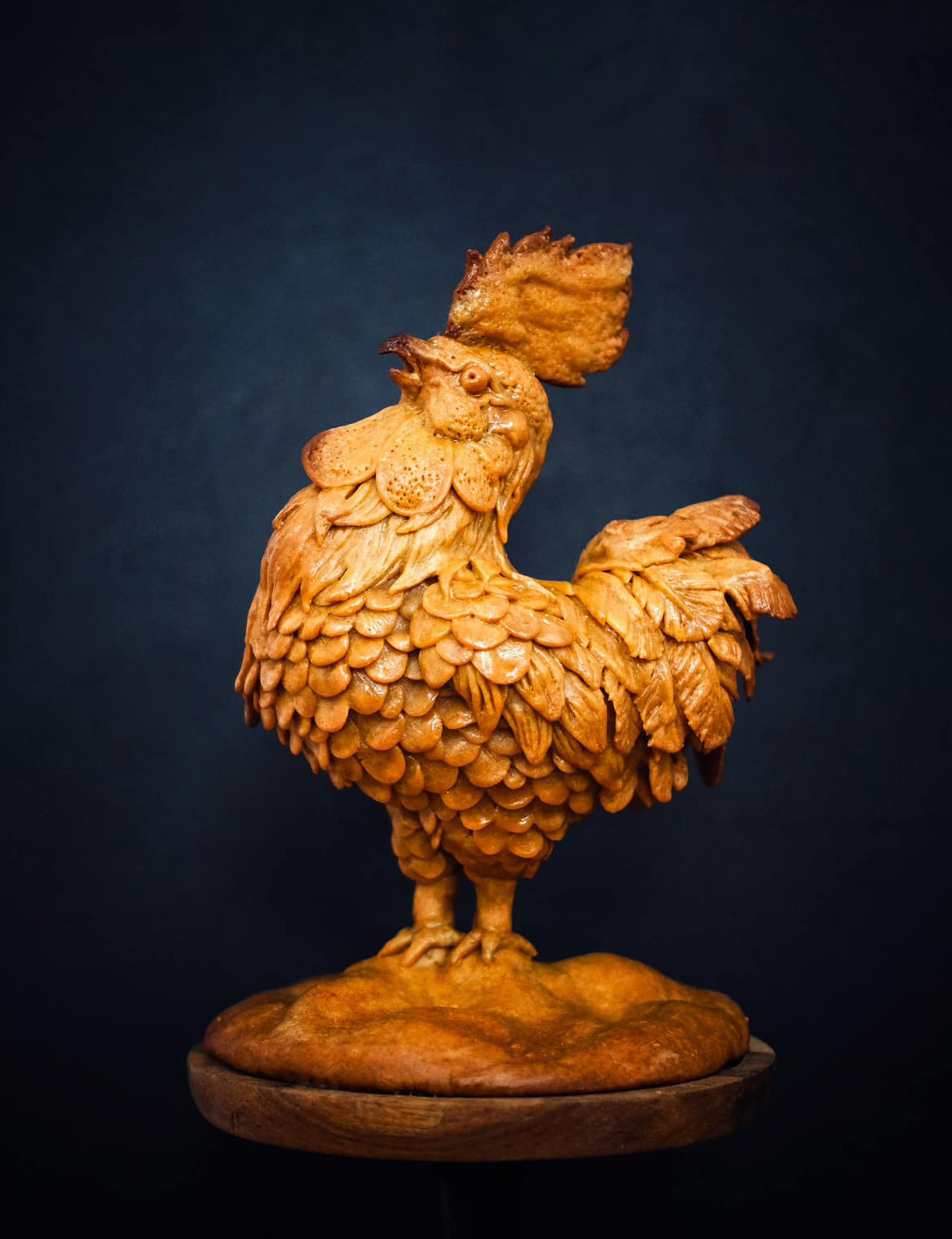 Mẫu gà Đông Tảo nhiều tiểu tiết khiến chị mất tới 2 ngày thực hiện. Có vị khách trả giá tới 10.000.000 đồng để lấy tác phẩm này. Mẫu gà Đông Tảo nhiều tiểu tiết khiến chị mất tới 2 ngày thực hiện. Có vị khách trả giá tới 10.000.000 đồng để lấy tác phẩm này.