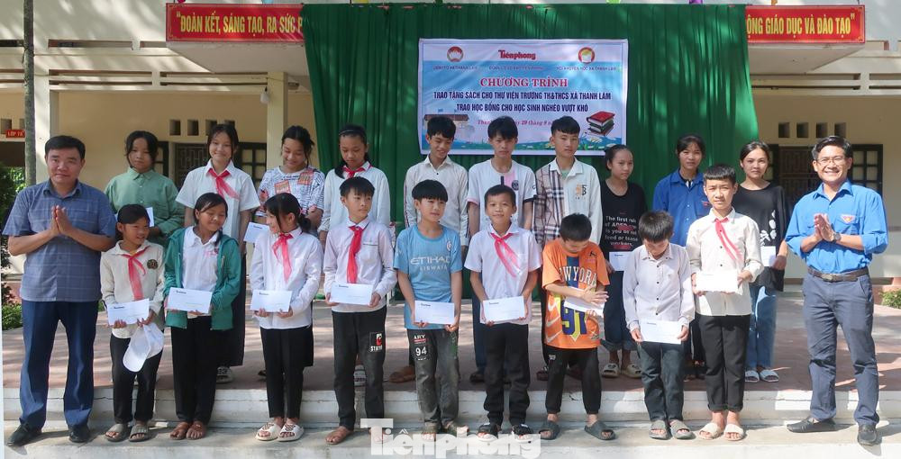 Đại diện Đoàn cơ sở Báo Tiền Phong cùng ông Nguyễn Văn Dũng, Chủ tịch UBND xã Thanh Lâm trao học bổng cho học sinh nghèo vượt khó Trường THCS xã Thanh Lâm. Đại diện Đoàn cơ sở Báo Tiền Phong cùng ông Nguyễn Văn Dũng, Chủ tịch UBND xã Thanh Lâm trao học bổng cho học sinh nghèo vượt khó Trường THCS xã Thanh Lâm.