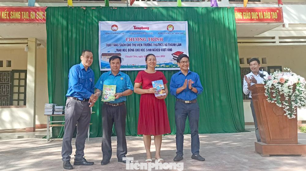 Anh Lê Hữu Việt, Bí thư Đoàn Đoàn cơ sở Báo Tiền Phong tặng tượng trưng sách giáo khoa lớp 1, 2 cho đại diện Trường Tiểu học xã Thanh Lâm và sách giáo khoa lớp 6 cho Trường THCS xã Thanh Lâm. Anh Lê Hữu Việt, Bí thư Đoàn Đoàn cơ sở Báo Tiền Phong tặng tượng trưng sách giáo khoa lớp 1, 2 cho đại diện Trường Tiểu học xã Thanh Lâm và sách giáo khoa lớp 6 cho Trường THCS xã Thanh Lâm.