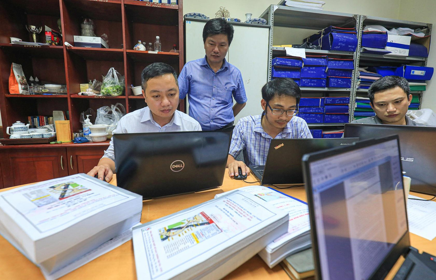 Cán bộ Cục Quản lý Xây dựng và Chất lượng công trình giao thông (Bộ GTVT) làm việc thâu đêm để thẩm định, kịp trình Bộ GTVT phê duyệt đầu tư 12 dự án cao tốc Bắc - Nam phía Đông giai đoạn 2. Cán bộ Cục Quản lý Xây dựng và Chất lượng công trình giao thông (Bộ GTVT) làm việc thâu đêm để thẩm định, kịp trình Bộ GTVT phê duyệt đầu tư 12 dự án cao tốc Bắc - Nam phía Đông giai đoạn 2.