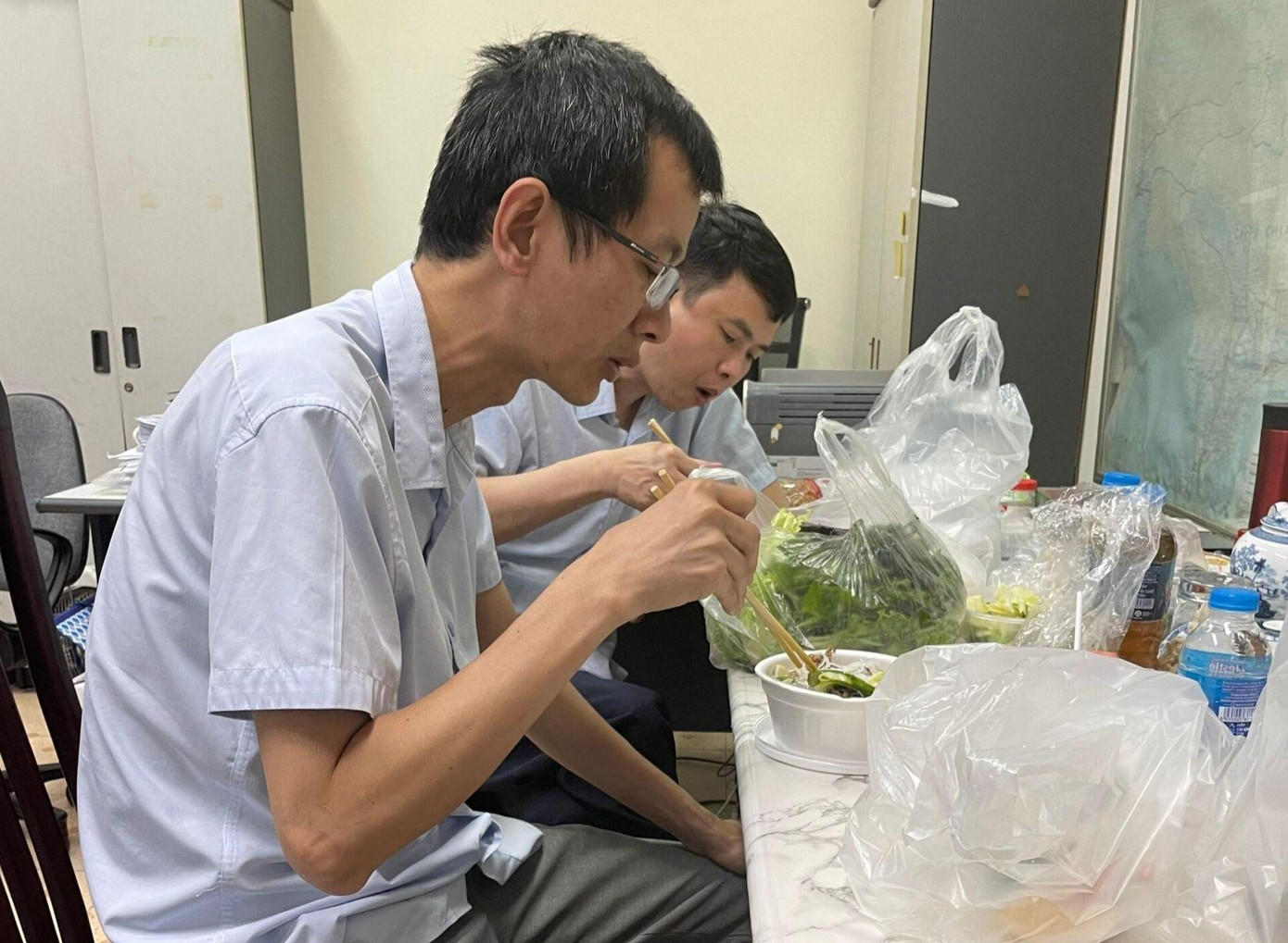 Những bữa ăn vội được đặt mang tới tận phòng làm việc của cán bộ tham gia thẩm định 12 dự án cao tốc Bắc - Nam phía Đông giai đoạn 2, để kịp tiến độ phê duyệt dự án. Những bữa ăn vội được đặt mang tới tận phòng làm việc của cán bộ tham gia thẩm định 12 dự án cao tốc Bắc - Nam phía Đông giai đoạn 2, để kịp tiến độ phê duyệt dự án.