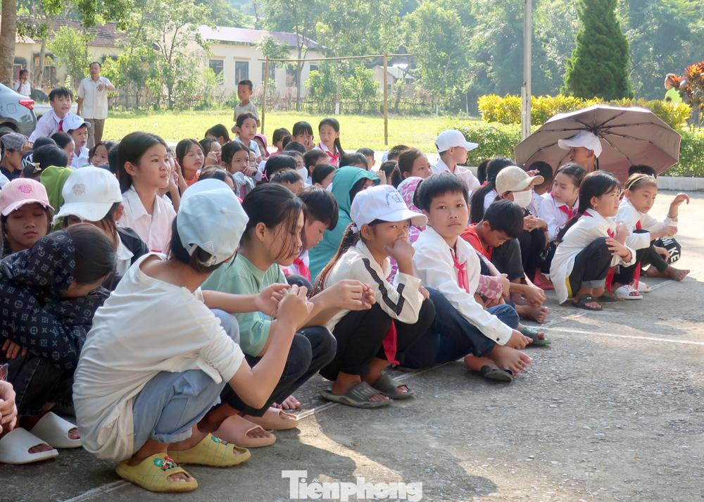 Là một trong những xã khó khăn nhất của huyện miền núi Như Xuân (tỉnh Thanh Hóa), đa số học sinh xã Thanh Lâm là dân tộc Thái, nhiều em phải lỡ việc học vì điều kiện gia đình khó khăn. Là một trong những xã khó khăn nhất của huyện miền núi Như Xuân (tỉnh Thanh Hóa), đa số học sinh xã Thanh Lâm là dân tộc Thái, nhiều em phải lỡ việc học vì điều kiện gia đình khó khăn.