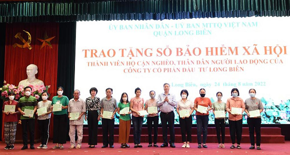 Tặng sổ BHXH cho thành viên hộ cận nghèo trên địa bàn quận Long Biên. Tặng sổ BHXH cho thành viên hộ cận nghèo trên địa bàn quận Long Biên.