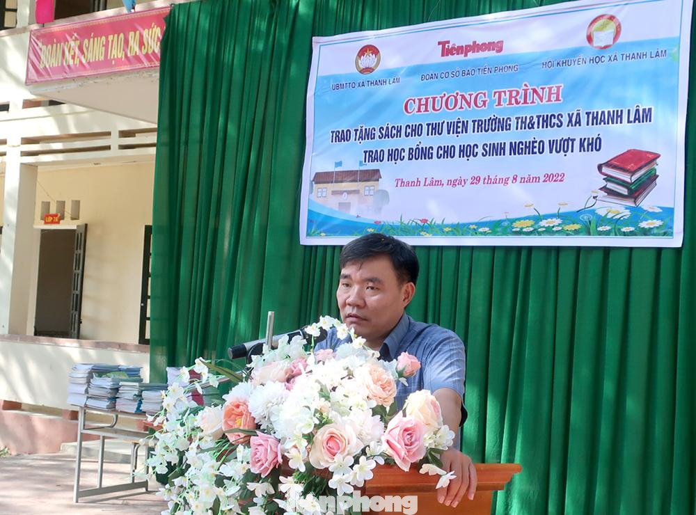 Ông Nguyễn Văn Dũng, Chủ tịch UBND xã Thanh Lâm thay mặt chính quyền địa phương, thầy cô và học sinh 2 ngôi trường của xã cảm ơn Đoàn cơ sở Báo Tiền Phong, các em học sinh đã tặng lại sách, các mạnh thường quân đã hỗ trợ học bổng cho học sinh nghèo vượt khó trên địa bàn xã. Ông Nguyễn Văn Dũng, Chủ tịch UBND xã Thanh Lâm thay mặt chính quyền địa phương, thầy cô và học sinh 2 ngôi trường của xã cảm ơn Đoàn cơ sở Báo Tiền Phong, các em học sinh đã tặng lại sách, các mạnh thường quân đã hỗ trợ học bổng cho học sinh nghèo vượt khó trên địa bàn xã.