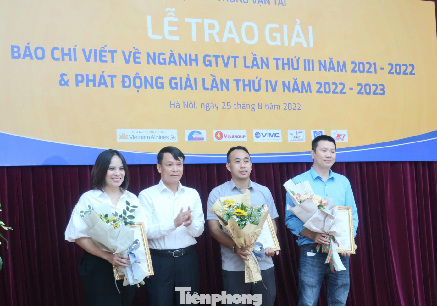 Đại diện nhóm tác giả loạt bài “Bất thường đường dây nhập siêu xe biếu tặng” của báo Tiền Phong (thứ 2 từ phải sang) đạt giải Nhì - Giải Báo chí viết về ngành GTVT lần thứ III. Đại diện nhóm tác giả loạt bài “Bất thường đường dây nhập siêu xe biếu tặng” của báo Tiền Phong (thứ 2 từ phải sang) đạt giải Nhì - Giải Báo chí viết về ngành GTVT lần thứ III.