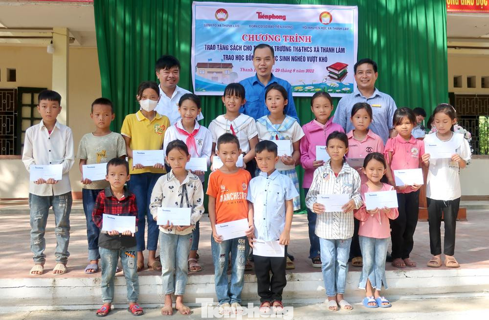 Đại diện Đoàn cơ sở Báo Tiền Phong cùng đại diện UBND xã Thanh Lâm trao học bổng cho những em học sinh nghèo vượt khó trường Tiểu học xã Thanh Lâm. Đại diện Đoàn cơ sở Báo Tiền Phong cùng đại diện UBND xã Thanh Lâm trao học bổng cho những em học sinh nghèo vượt khó trường Tiểu học xã Thanh Lâm.
