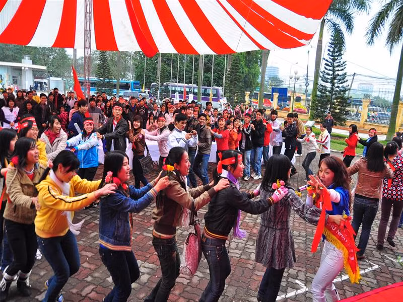 Ca sĩ Thái Thùy Linh hát cùng các bạn sinh viên trong Ngày Chủ nhật đỏ. Ảnh : Thuận Phong