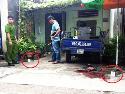 Cảnh sát khám nghiệm hiện trường. Khoảng tròn đỏ bên trái là con dao nằm lại. Bên phải là cô gái và nam thanh niên nằm bên nhau. Ảnh: An Nhơn