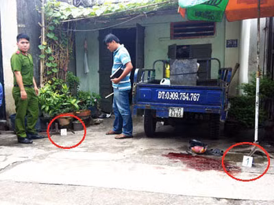 Cảnh sát khám nghiệm hiện trường. Khoảng tròn đỏ bên trái là con dao nằm lại. Bên phải là cô gái và nam thanh niên nằm bên nhau. Ảnh: An Nhơn. Cảnh sát khám nghiệm hiện trường. Khoảng tròn đỏ bên trái là con dao nằm lại. Bên phải là cô gái và nam thanh niên nằm bên nhau. Ảnh: An Nhơn