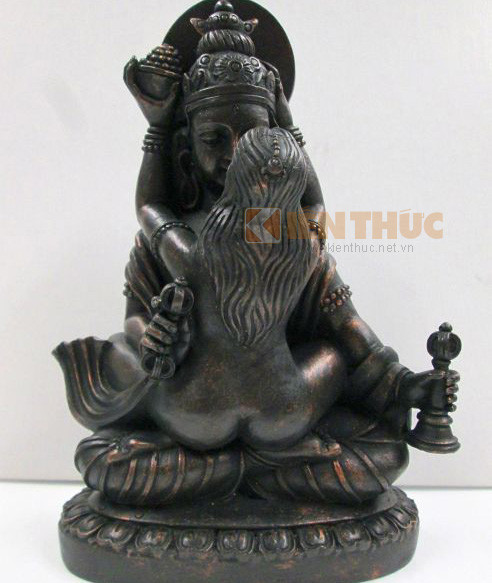 Trở lại với bức tượng “gái khỏa thân ôm Phật” làm xôn xao dân mạng Việt Nam. Dù không thể xác định bức ảnh được chụp ở đâu, nhưng chắc chắn những bức tượng như vậy có thể được tìm thấy dễ dàng tại Tây Tạng, Nepal và một số vùng khác ở Nam Á, nơi có Phật giáo Mật Tông