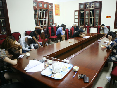 Những "nam thanh, nữ tú" bị tạm giữ tại CQĐT vẫn đang trong tình trạng "phê" chưa thể viết được bản tường trình.