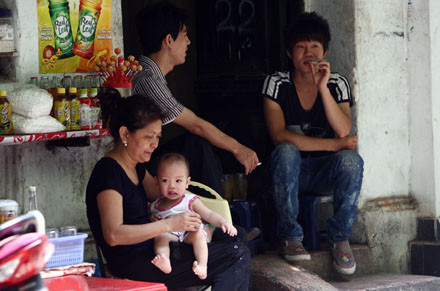 Đứa bé này chưa tròn một tuổi nhưng hàng ngày đã cùng bà làm quen với khói thuốc