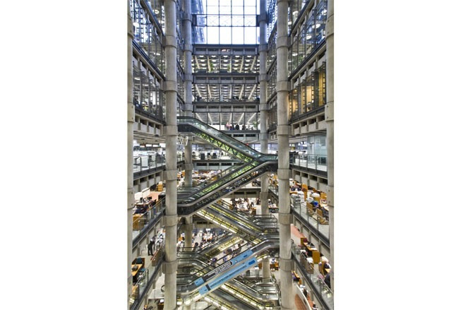 Điểm ấn tượng nhất của trụ sở tại London của hãng bảo hiểm Lloyd's là không gian mở và rất khoáng đạt bên trong tòa nhà