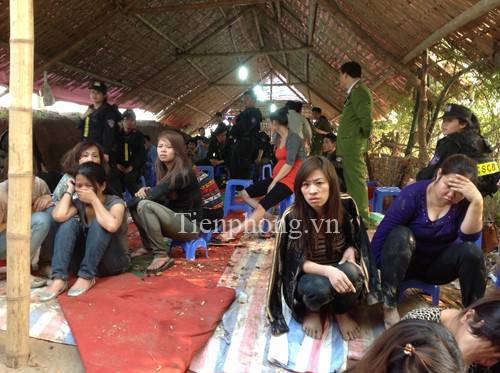 Các con bạc bị bắt quả tang. Ảnh: Lê Dương