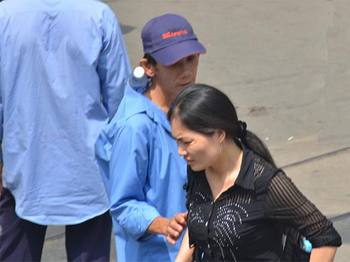 “Cò” khám bệnh lôi kéo bệnh nhân trước cổng Bệnh viện Ung Bướu TP HCM Ảnh: TẤN THẠNH. “Cò” khám bệnh lôi kéo bệnh nhân trước cổng Bệnh viện Ung Bướu TP HCM Ảnh: TẤN THẠNH