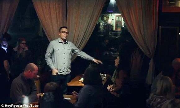 Khi mọi người đang ăn uống vui vẻ, Halland đột ngột đứng dậy và thu hút sự chú ý của đám đông xung quanh. . Khi mọi người đang ăn uống vui vẻ, Halland đột ngột đứng dậy và thu hút sự chú ý của đám đông xung quanh.