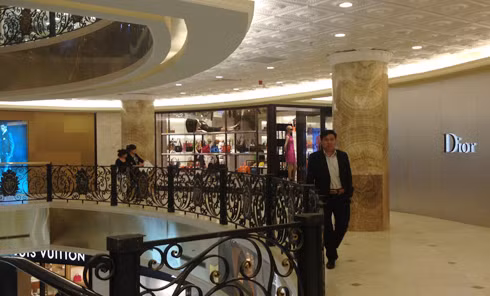 Hàng chục nhãn hàng xa xỉ quốc tế đã có mặt tại Tràng Tiền trước ngày khai trương 6/4. Ảnh: T.T.. Hàng chục nhãn hàng xa xỉ quốc tế đã có mặt tại Tràng Tiền trước ngày khai trương 6/4. Ảnh: T.T.