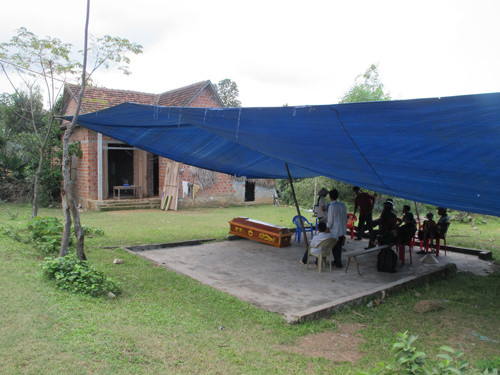 Hàng xóm đến lo đám tang cho ông Trần Thiết