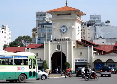 Chợ Bến Thành hơn 100 năm tuổi vẫn được nhiều người xem là biểu tượng của TP HCM