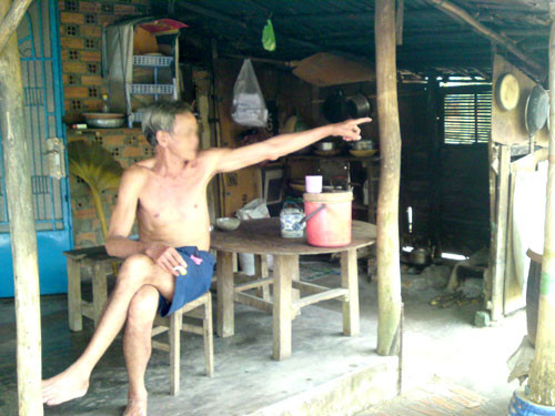 Sau khi xây nhà cho bồ nhí ở miền Tây rồi bị phụ tình, ông M.C trở về dựng một cái chòi ở riêng, không dám đến với vợ con. Ảnh: SƠN KHÊ