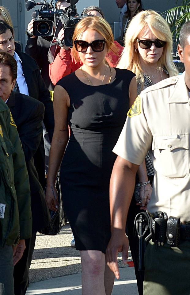 Linday đến tòa cùng mẹ – bà Dina Lohan (phải) – và luật sư biện hộ mới của cô – Mark Heller (đi cạnh Lindsay). dfdfgfd