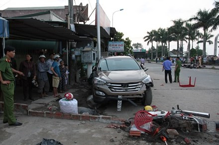 BẢN TIN ATGT: Đón con đi học về, mẹ bị xe container cán nát chân ảnh 4