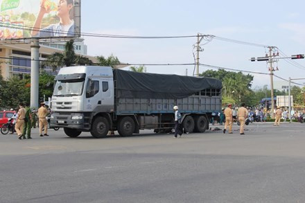 BẢN TIN ATGT: Đón con đi học về, mẹ bị xe container cán nát chân ảnh 5