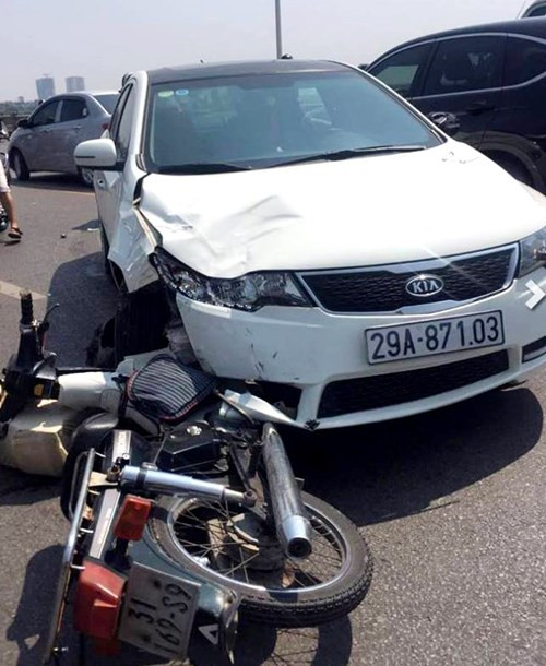 BẢN TIN ATGT: Đón con đi học về, mẹ bị xe container cán nát chân ảnh 2