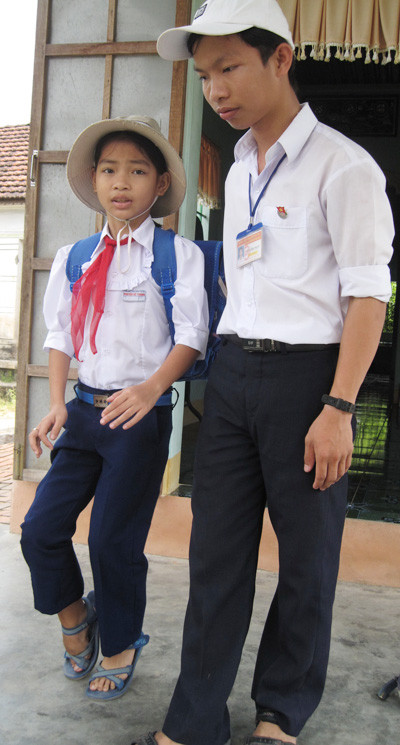 Em Võ Thị Bích Chi - em gái của Võ Văn Huy, bị tật ở chân đi lại rất khó khăn. Em Võ Thị Bích Chi - em gái của Võ Văn Huy, bị tật ở chân đi lại rất khó khăn