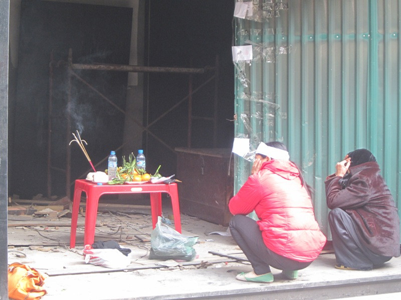 Mẹ và chị của chị Nguyễn Thị Bảy khóc khi nhắc đến con 