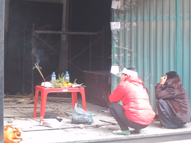 Mẹ và chị của chị Nguyễn Thị Bảy khóc khi nhắc đến con 