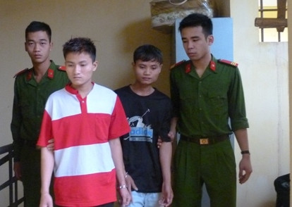 Đối tượng Tiến và Dương tại cơ quan công an