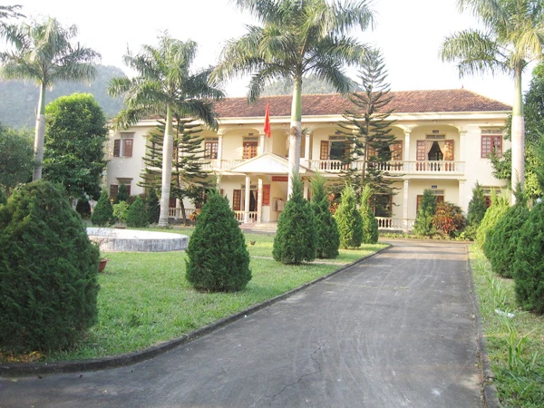 Đại bản doanh Khu Bảo tồn thiên nhiên Pù Huống đìu hiu lạ thường (ảnh lớn); Phòng làm việc của GĐ kiêm Hạt trưởng Trịnh Thanh Long cửa đóng im ỉm ngày 12-12