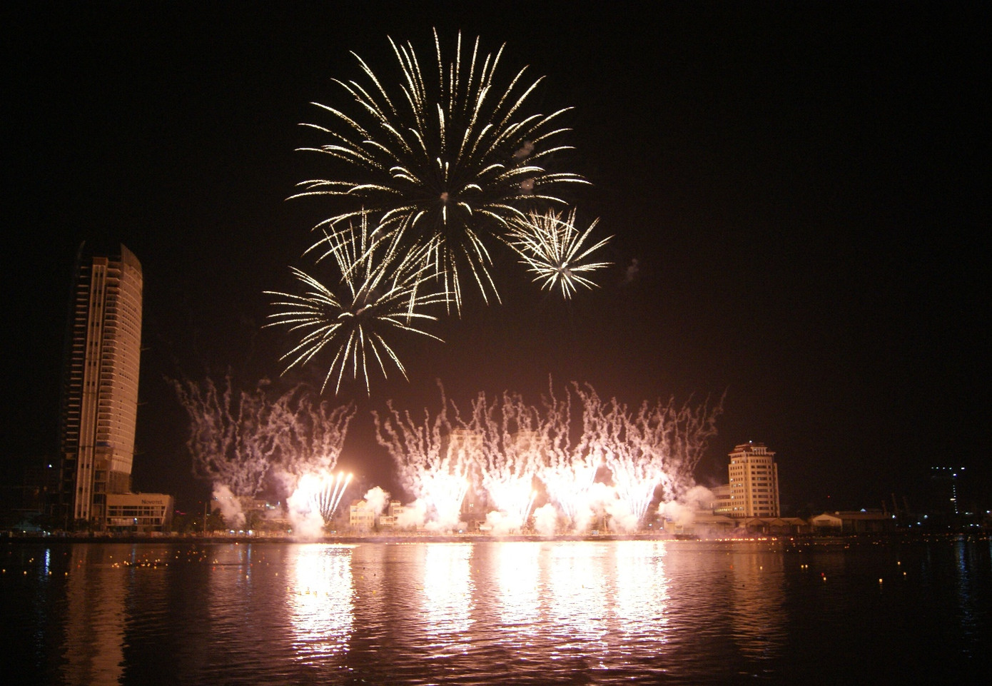 Mở màn cho cuộc so tài, đội Canada với chủ đề “thắp sáng màn đêm”, tôn vinh vẻ đẹp lung linh của sông Hàn cùng ánh trăng huyền ảo trên mặt biển mênh mông. Sự kết hợp hài hòa âm nhạc và ánh sáng với những cung thăng trầm cho khán giả một màn mãn nhãn