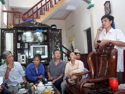 Người thân của các lao động kẹt tại Nga đang rất lo lắng trước tình cảnh của con em mình Ảnh: Bảo Anh