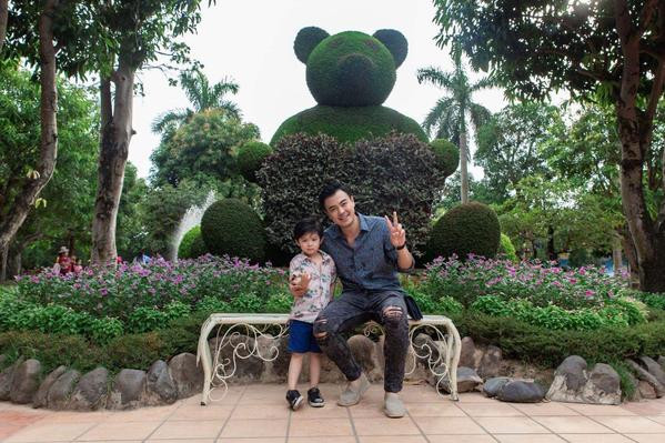 MC Tuấn Tú từng tiết lộ anh không ép con học nhiều vì muốn con có một tuổi thơ đúng nghĩa. MC Tuấn Tú từng tiết lộ anh không ép con học nhiều vì muốn con có một tuổi thơ đúng nghĩa.