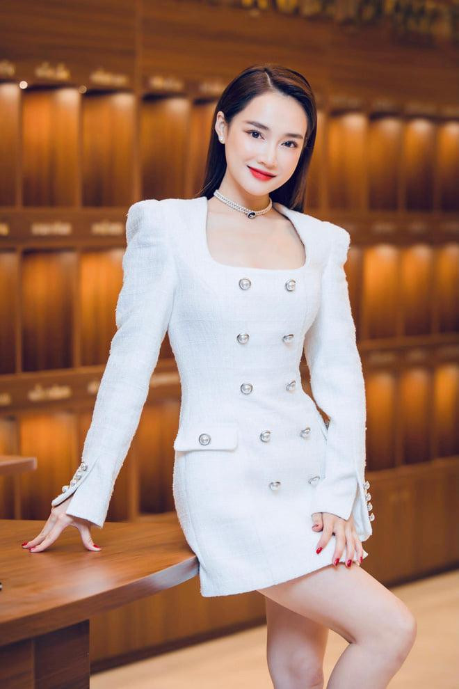 Nhã Phương là một trong những nữ diễn viên có duyên đóng phim với Nhan Phúc Vinh nhất.