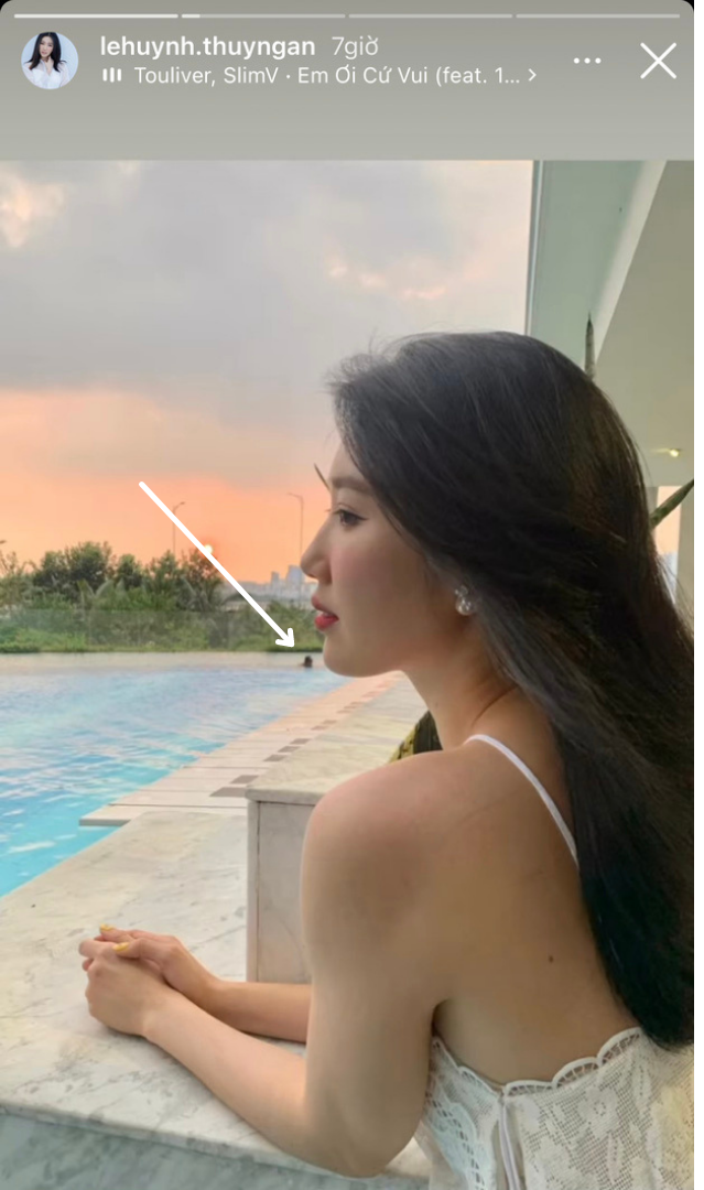 Các "thánh soi" tận tình soi bóng người đàn ông trong ảnh check-in của Thúy Ngân. Các "thánh soi" tận tình soi bóng người đàn ông trong ảnh check-in của Thúy Ngân.