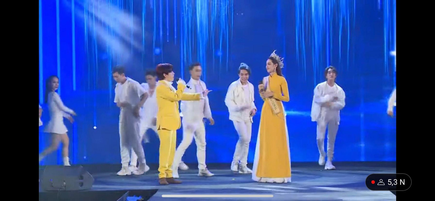 Khoảnh khắc chạm mắt của cả hai đã "đốn tim" khán giả. Khoảnh khắc chạm mắt của cả hai đã "đốn tim" khán giả.