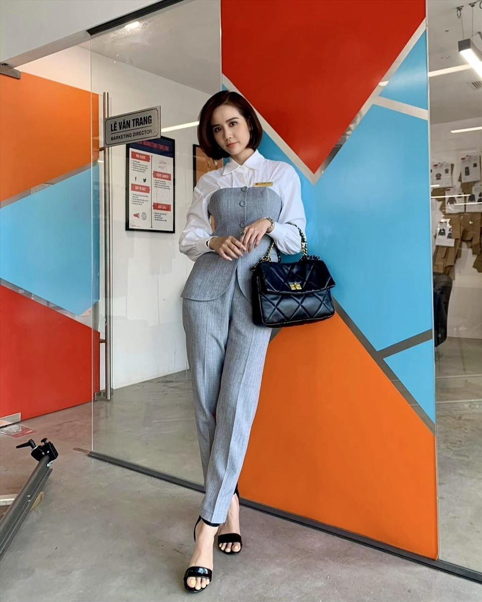 Các set đồ của Vân Trang ngày càng được nhiều chị em công sở yêu thích bởi sự biến hóa đa dạng, đặc biệt rất hợp xu hướng và thanh lịch. Các set đồ của Vân Trang ngày càng được nhiều chị em công sở yêu thích bởi sự biến hóa đa dạng, đặc biệt rất hợp xu hướng và thanh lịch.