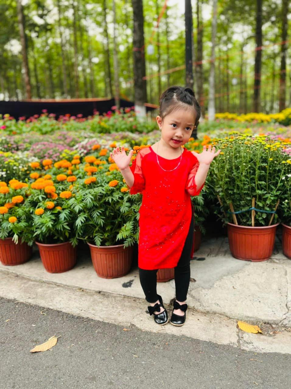 Bảo Nhi được mẹ diện áo dài đỏ đi chợ hoa ngày 23 tháng Chạp. Bảo Nhi được mẹ diện áo dài đỏ đi chợ hoa ngày 23 tháng Chạp.