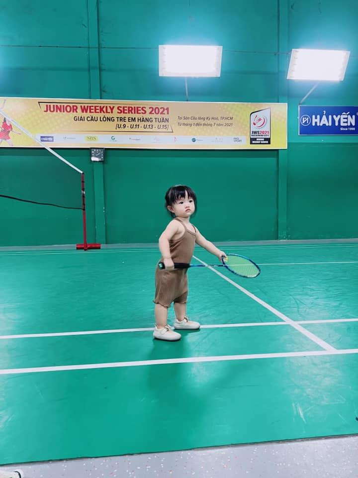 Tư thế phát cầu chuyên nghiệp của thiên thần nhỏ nhà Đông Nhi.