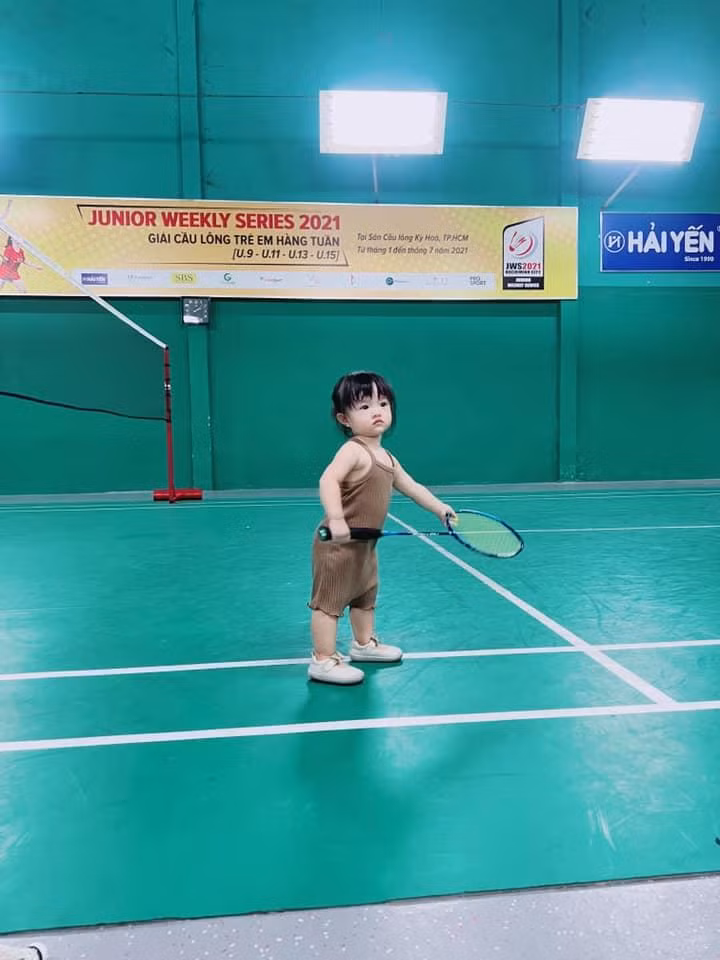 Tư thế phát cầu chuyên nghiệp của thiên thần nhỏ nhà Đông Nhi.