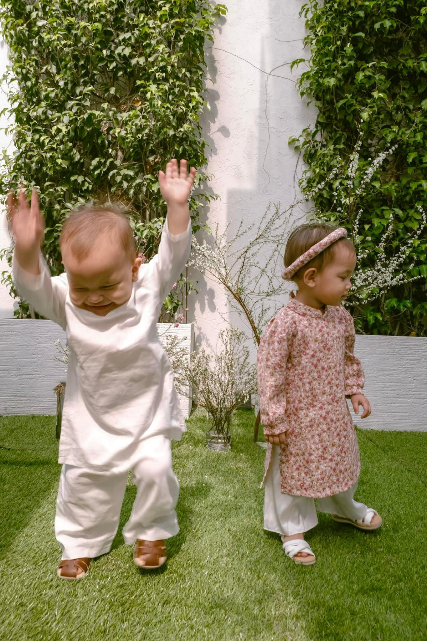 Có chị thì phải có em Leon nữa mới đủ đôi. Có chị thì phải có em Leon nữa mới đủ đôi.