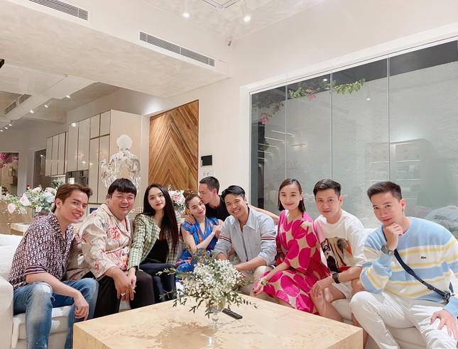 Anh cùng xuất hiện với các nghệ sĩ khác tại nhà của Hồ Ngọc Hà - Kim Lý dịp Tết vừa qua. Anh cùng xuất hiện với các nghệ sĩ khác tại nhà của Hồ Ngọc Hà - Kim Lý dịp Tết vừa qua.